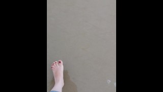 @tici_feet IG tici_feet pies de tici caminando en la playa uñas rojas de los pies