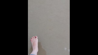 @tici_feet IG tici_feet tici 脚走在沙滩上红脚趾甲
