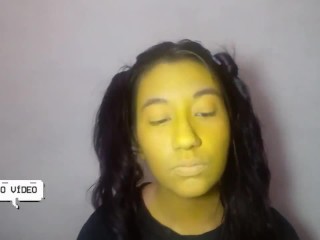 Jovencita Se Puso Todo Amarillo Con La Puta Pintura Arrojada En Su Cara