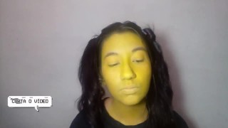 Jovencita se puso todo amarillo con la puta pintura arrojada en su cara