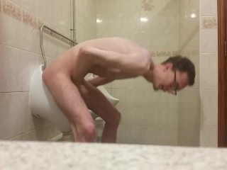 Jovencita Muy Flaca Se Masturba En El Baño Público Urinario