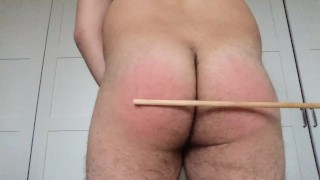 Homem italiano se masturbando com a mão e a bengala