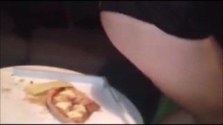 Scheten laten - Scheet op pizza - Stinkende scheten