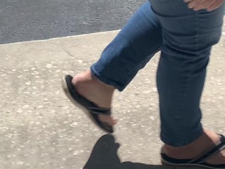 Amiga Pies En Chanclas Viniendo a Verme En Público, En Vista De Movimiento