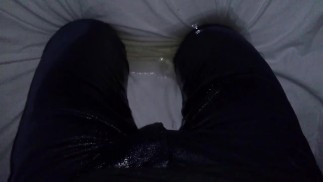 小便紧身牛仔裤在床上