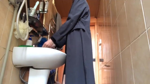 我的学校老师让我在学校厕所里喷水：真正的泡沫性高潮