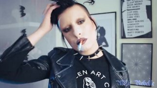 Лесбиянка со страпоном делает перерыв на курение - Milk Rebelle