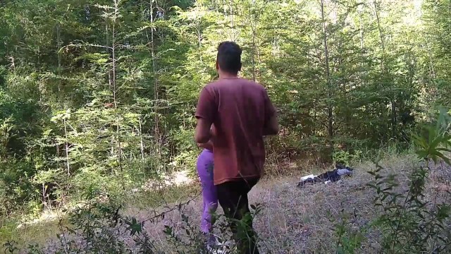 大きなお尻を持つアルゼンチンは森の中で私のコックを吸います