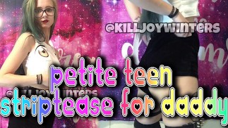 娇小的青少年为爸爸脱衣