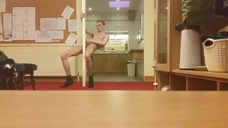 屁股很小的瘦少年在公共场所乱搞