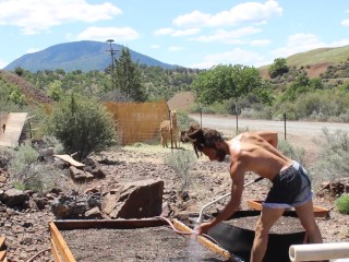 Dirty Boy Se Ducha Con Las Azadas y Rocía Alguna Semilla