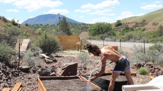 Dirty Boy se ducha con las azadas y rocía alguna semilla