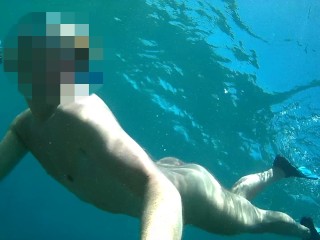裸体潜水和在海中浮潜