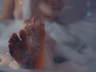 色情-视频：一个在浴室|| 墨星