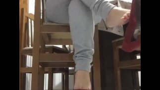 @tici_feet IG tici_feet tici Füße baumelnde rote Schuhe, Vorderansicht (Vorschau)