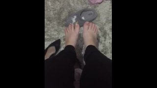 @tici_feet IG tici ноги свисающие черные туфли на слингбэке - вид сверху