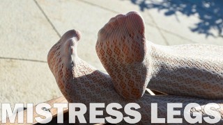 Mistress pernas em meia-calça branca ao ar livre