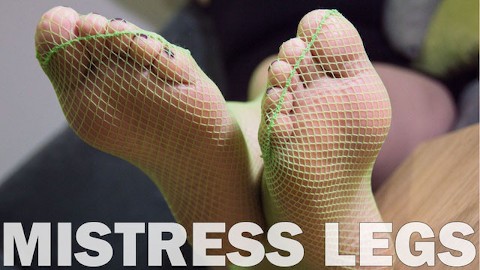 Pretty soles and toes close-ups in green fishnet knee socks