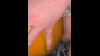 Baculatý medvěd chovající dýni se svým pulzujícím nesestříhaným penisem