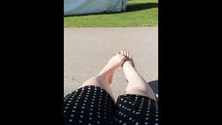 Balançando os pés ao ar livre