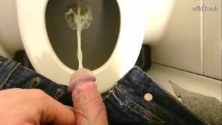 长途飞行时在机舱内撒尿