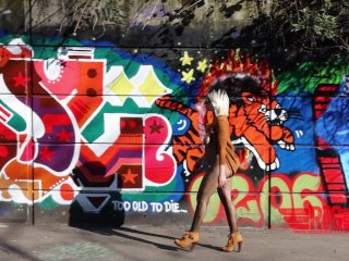 Stridere - Rosario Gallardo passeggia nuda in strada a Milano