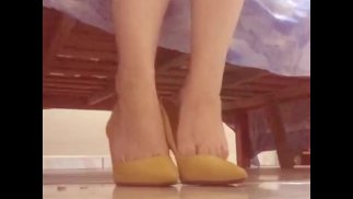 tici_feet tici feet @tici_feet IG showing feet and yellow high heels