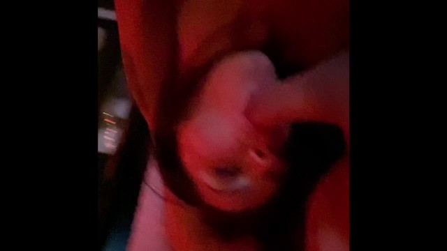 Сексуальная молодая брюнетка заглатывает огромный член