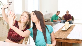 Die zierliche blonde sexy Teenagerin Alyce Anderson liebt es, einen großen Schwanz im Mund und in der Muschi zu haben 