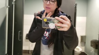 POV 在牙医办公室用冻僵的嘴巴撒尿