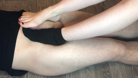 Sexy tiener voetjob & handjob met zwarte sokken na studiesok fetisj sperma
