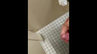 Sborra sul pavimento del bagno