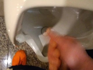 公衆トイレの小便器でオナニー射精