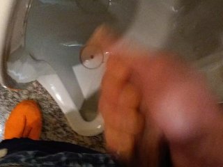 公衆トイレの小便器でオナニー射精
