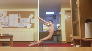 Очень худой высокий подросток демонстрирует свои ребра в общественном месте, используя стриптиз-шест