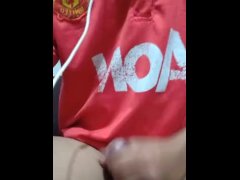 เสื้อแดงกระตุก
