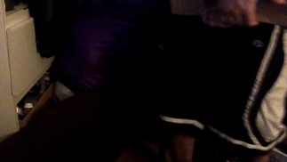 Грузчик с тяжелыми коробками, случайно обнаженными