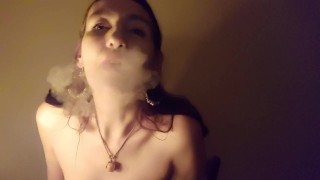 Inhalar 04 Gypsy Dolores fumar desnudo a la luz de las velas / fumar fetiche
