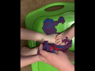 Ambriel and Remi play with kinetic sand