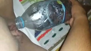 Mitternachtspisse In Einer Flasche Auf Meinem Bett