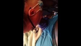 라텍스 장갑을 낀 섹시한 간호사는 코로나19 환자에게 불어 일을 제공합니다.