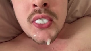 Grote plas sperma op mijn tong ;P