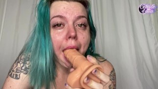 OnlyFansのために唾と涙で覆われた女の子ディープスロートフェイスファックビッグディルド