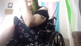 Gótico em cadeira de rodas não deixa você gozar para o pé dela