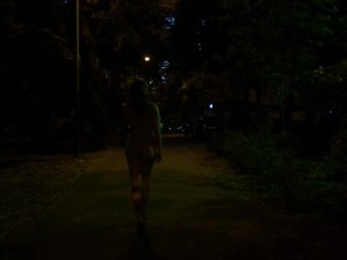 Donna Nuda Misteriosa Sulla Strada Di Notte