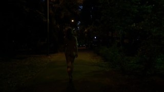 夜の路上で謎の裸の女性