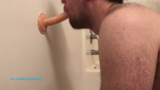 Slutty Boy pratica le sue abilità di succhiacazzi mentre è bloccato a casa (amatoriale)