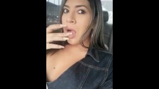 嘘!!我的优步司机让我很热......我的手指滑过我的内裤