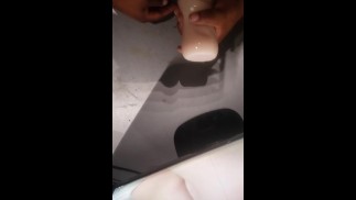 在我的卡车上看色情片时射精