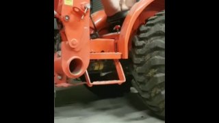 Chica de granja amateur masturbándose y orgasmo en el tractor